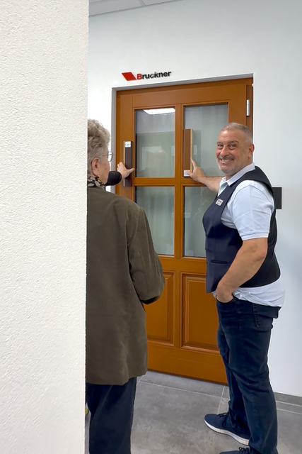 Besucherinnen und Besucher informierten sich gezielt über energieeffiziente Fenster, Wärmeschutz, Schallschutz und Einbruchschutz bei Haustüren. | Foto: Bruckner Fenster und Türen
