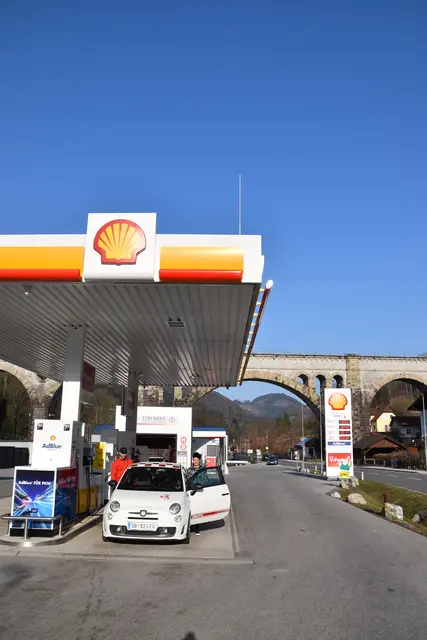 Viel mehr als nur eine Tankstelle: Geschäftsführerin Sonja Steinacher und ihr Ehemann Alexander tanken beim "Zapfwerk" in Neubruck auf.