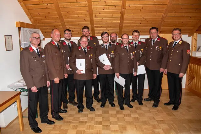 Mit der Verdienstmedaille für 25 Jahre wurden Josef Bogensperger, Thomas Jäger, Johannes Moser, Philipp Wiedl, Erich Pichler, Christoph Wiedl sowie Robert Prodinger ausgezeichnet. | Foto: FF-Weißpriach