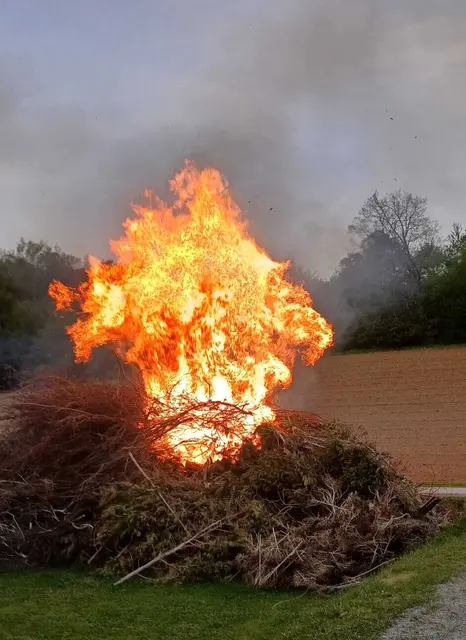 Am Ostersonntag, dem 5. April, lädt die Gemeinde Großmürbisch zum Osterfeuer beim Eislaufplatz.  | Foto: Gemeinde Großmürbisch