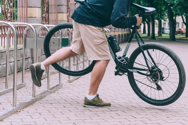 In Neustift im Stubaital klickten für einen mutmaßlichen Fahrraddieb die Handschellen, nachdem ein gestohlenes Rad online entdeckt worden war. | Foto: smarterpix (Symbolbild)