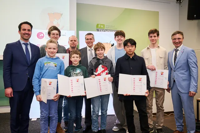 Vorne vlnr.: Christopher Gawlik-Schütz (BG/BRG Mödling Keimgasse), Julian Bärtl (BG/BRG Mödling Keimgasse), Nikolas Trinkl (BG/BRG Mödling Keimgasse), Ichiro Matsushita (BG/BRG Mödling Keimgasse)
Hinten vlnr.: Bildungsminister Christoph Wiederkehr, Clemens Kandlbauer (BG/BRG Mödling Keimgasse), Christian Wurzer (Lehrer am BG/BRG Mödling Keimgasse), OCG-Präsident Wilfried Seyruck, Emil Brandstetter(BG/BRG Mödling Keimgasse), Matthias Potyka (BG/BRG Mödling Keimgasse), OCG-Generalsekretär Ronald Bieber. | Foto: Barbara Wirl
