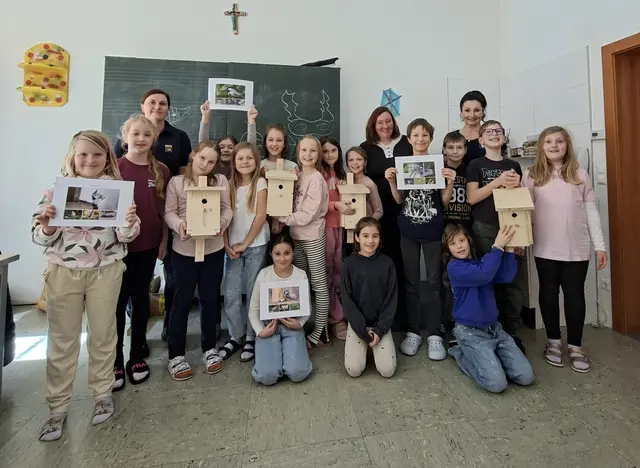 Die Kinder der VS St.Stefan beim Nistkastenbau.