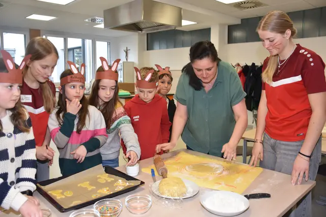  Zum großen Frühlingsfest mit dem Osterhasen luden die Direktorin der Volksschule Pabneukirchen Doris Kurus und ihr Lehrerteam. Mit dabei Seniorenbund, Elternverein und Kindergarten. | Foto: Zinterhof