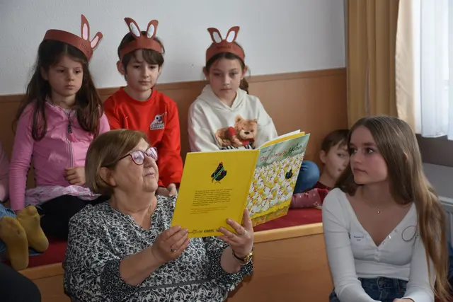 Zum großen Frühlingsfest mit dem Osterhasen luden die Direktorin der Volksschule Pabneukirchen Doris Kurus und ihr Lehrerteam. Mit dabei Seniorenbund, Elternverein und Kindergarten. | Foto: Zinterhof
