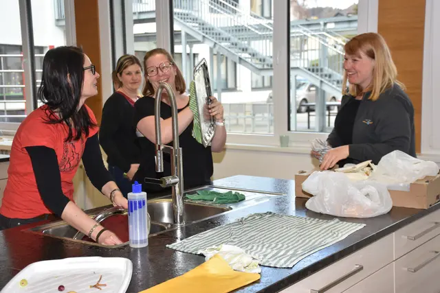 Zum großen Frühlingsfest mit dem Osterhasen luden die Direktorin der Volksschule Pabneukirchen Doris Kurus und ihr Lehrerteam. Mit dabei Seniorenbund, Elternverein und Kindergarten. | Foto: Zinterhof