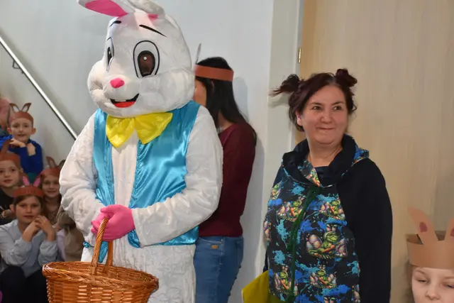 Zum großen Frühlingsfest mit dem Osterhasen luden die Direktorin der Volksschule Pabneukirchen Doris Kurus und ihr Lehrerteam. Mit dabei Seniorenbund, Elternverein und Kindergarten. | Foto: Zinterhof