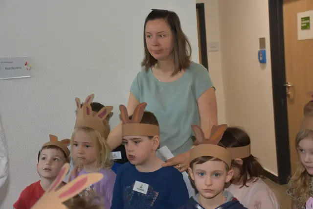Zum großen Frühlingsfest mit dem Osterhasen luden die Direktorin der Volksschule Pabneukirchen Doris Kurus und ihr Lehrerteam. Mit dabei Seniorenbund, Elternverein und Kindergarten. | Foto: Zinterhof