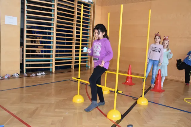 Zum großen Frühlingsfest mit dem Osterhasen luden die Direktorin der Volksschule Pabneukirchen Doris Kurus und ihr Lehrerteam. Mit dabei Seniorenbund, Elternverein und Kindergarten. | Foto: Zinterhof