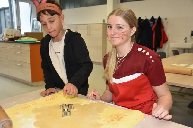 Zum großen Frühlingsfest mit dem Osterhasen luden die Direktorin der Volksschule Pabneukirchen Doris Kurus und ihr Lehrerteam. Mit dabei Seniorenbund, Elternverein und Kindergarten. | Foto: Zinterhof