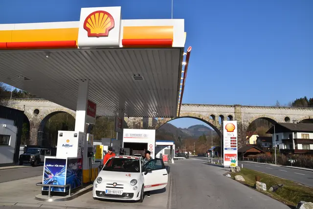 Viel mehr als nur eine Tankstelle: Geschäftsführerin Sonja Steinacher und ihr Ehemann Alexander tanken beim "Zapfwerk" in Neubruck auf.
