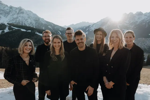 Die vereinigten Hochzeitsdienstleister v.l.: Barbara Kalchschmid, Hermann Auer, Sarah Galler, Stefan Mayr, Patrick Grabmüller, Meike Wagener, Manuela Salchner-Stern und Astrid Rettenbacher | Foto: Bergstadtmomente