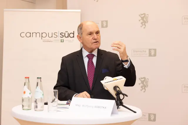 „Politische Bildung ist ein zentraler Baustein für eine lebendige Demokratie“, betonte Wolfgang Sobotka, Präsident des Campus Tivoli, im Rahmen der Pressekonferenz am Dienstag.  | Foto: Benjamin Gasser