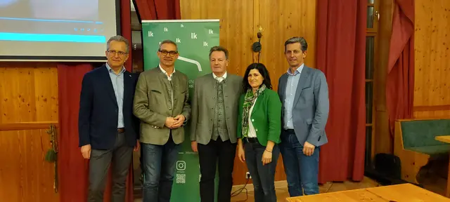 Von links: Kammerdirektor Karl Dietachmair, LK-Präsident Franz Waldenberger, BBK-Obmann Bgm. Martin Dammayr, Gertraud Berghammer (Stv. Vorsitzende des Bäuerinnenbeirates) und Thomas Jungreuthmayer (Dienststellenleiter der BBK Eferding Grieskirchen Wels)  | Foto: LK OÖ