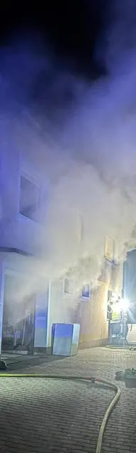 Flammen brachen in einem Haus aus.  | Foto: Feuerwehr Neumarkt