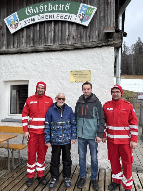Notfallsanitäter Stefan Wagner, Patient Rudi Pfoser, Lebensretter Markus Mittermüller und Notfallsanitäter Jürgen Leitner, v.l. 