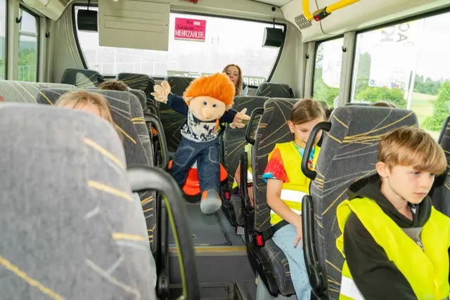 Aktion "Meine Busschule": Eine Bremsprobe in der Praxis zeigte die Wichtigkeit des richtigen Festhaltens.  | Foto: KFV/Michael Sabotha
