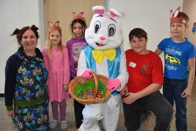 Zum großen Frühlingsfest mit dem Osterhasen luden die Direktorin der Volksschule Pabneukirchen Doris Kurus und ihr Lehrerteam. Mit dabei Seniorenbund, Elternverein und Kindergarten. | Foto: Zinterhof