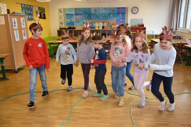 Zum großen Frühlingsfest mit dem Osterhasen luden die Direktorin der Volksschule Pabneukirchen Doris Kurus und ihr Lehrerteam. Mit dabei Seniorenbund, Elternverein und Kindergarten. | Foto: Zinterhof