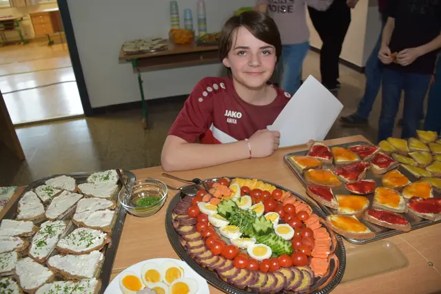 Zum großen Frühlingsfest mit dem Osterhasen luden die Direktorin der Volksschule Pabneukirchen Doris Kurus und ihr Lehrerteam. Mit dabei Seniorenbund, Elternverein und Kindergarten. | Foto: Zinterhof