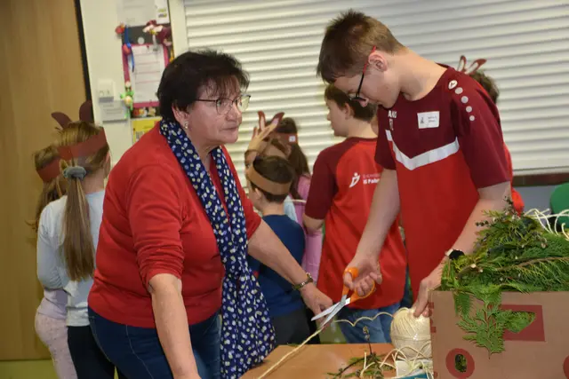 Zum großen Frühlingsfest mit dem Osterhasen luden die Direktorin der Volksschule Pabneukirchen Doris Kurus und ihr Lehrerteam. Mit dabei Seniorenbund, Elternverein und Kindergarten. | Foto: Zinterhof