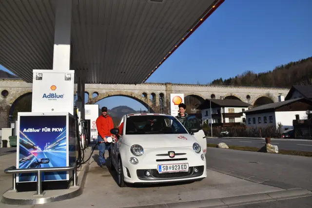 Viel mehr als nur eine Tankstelle: Geschäftsführerin Sonja Steinacher und ihr Ehemann Alexander tanken beim "Zapfwerk" in Neubruck auf.