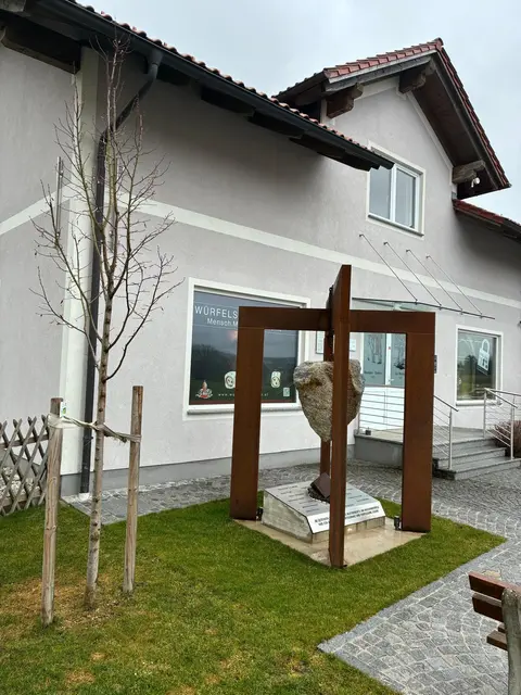 Mit ihrem Denkmal „Seid wachsam!“ erinnert Maria Moser an die Opfer des grausamen „Würfelspiels“.  | Foto: Würfelspielgemeinde