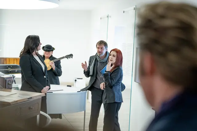 Priscilla Presley bei ihrem Besuch im Stille-Nacht-Museum Hallein auf den Spuren der Entstehung des weltbekannten Weihnachtsliedes. | Foto: Adi Aschauer