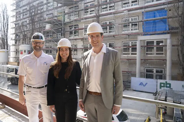 Bei einem Baustellenbesuch: Thomas Beer (Ärztlicher Leiter TZW Brigittenau), Angela Hodits (Direktorin AUVA-Landesstelle Wien) und David Pauer (Baudirektor AUVA). | Foto: Raphaela Raggam/AUVA
