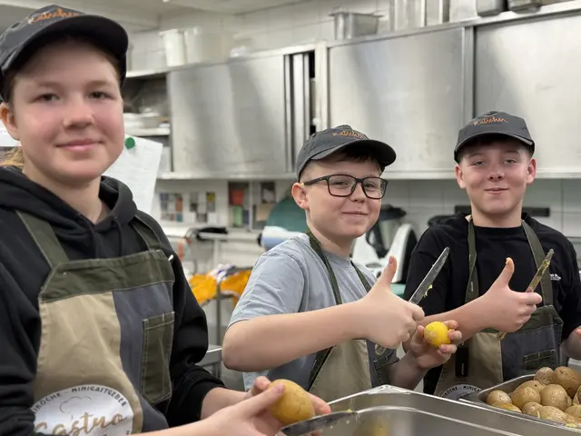 Das gemeinsame Kochen im Ratscher Landhaus begeisterte die Schüler sichtlich. | Foto: Ratscher Landhaus