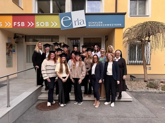 Die Teilnehmerinnen der aktuellen Ausbildung haben ihre Prüfung zur qualifizierten Pflegeassistenz erfolgreich bestanden. | Foto: SOB Erla