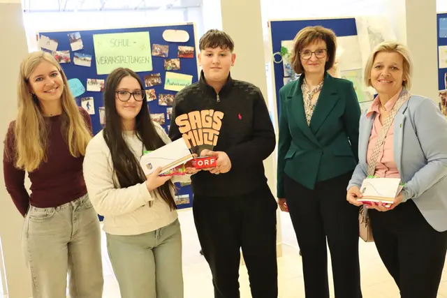 Elisabeth Ernst (li), Gertrud Hohenegger und Sabine Jakubzig (re) mit den Gewinnern des Redewettbewerbs Adnan Begic und Ajsa Hadzimehmedovic. | Foto: Edith Ertl