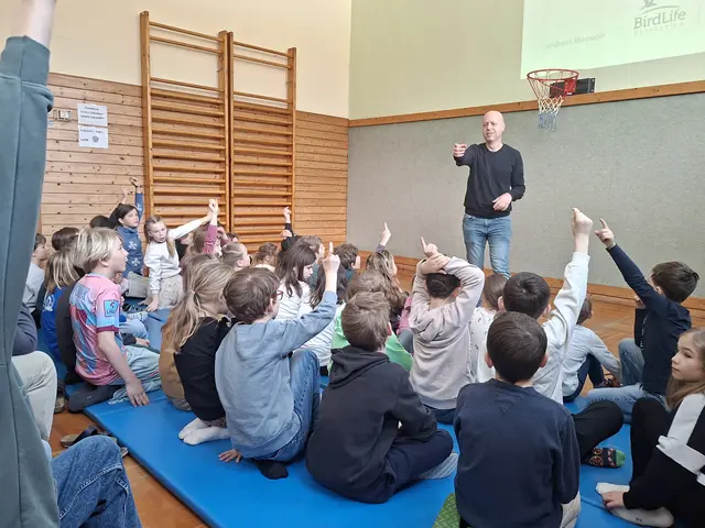 Andreas Kleeweinhielt in der Volksschule Egg einen Vortrag