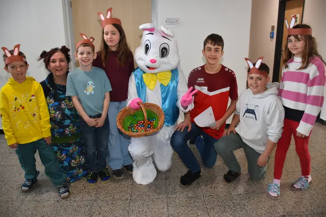 Zum großen Frühlingsfest mit dem Osterhasen luden die Direktorin der Volksschule Pabneukirchen Doris Kurus und ihr Lehrerteam. Mit dabei Seniorenbund, Elternverein und Kindergarten. | Foto: Zinterhof