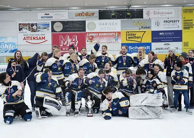 Jubel über den Finalsieg bei den heimischen Eishockey-Damen. | Foto: KEC