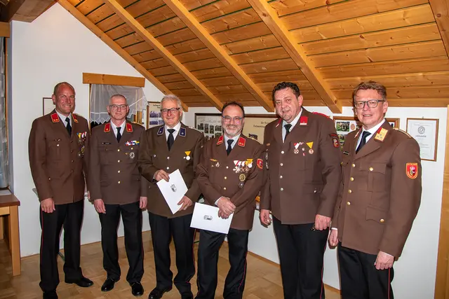 Die Verdienstmedaille für 40 Jahre erhielten Gerhard Prodinger (3. v. li.) und Anton Strutz (3. v. re.). | Foto: FF-Weißpriach