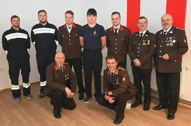 OBI Jürgen Hofer und HBI Michael Fürstaller gratulierten zu den Beförderungen. | Foto: BFV Leoben/Tomsits