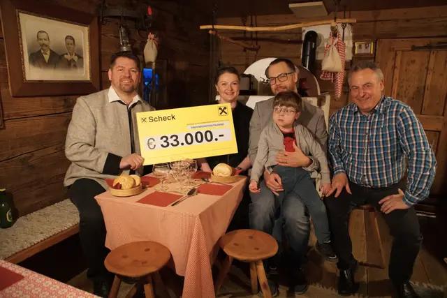Michael aus Schwaz und Familie freuen sich über die Spende von 33.000 Euro, überreicht von Peter Obrist von den „Unterinntaler Weihnachtsbläsern“. | Foto: Peter Obrist