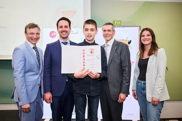 OCG-Generalsekretär Ronald Bieber, Bildungsminister Christoph Wiederkehr, Schüler Raphael Samuel Scherr, OCG-Präsident Wilfried Seyruck, Romana Kratochwill, Lehrerin der Mittelschule Kirchberg an der Raab.  | Foto: Barbara Wirl