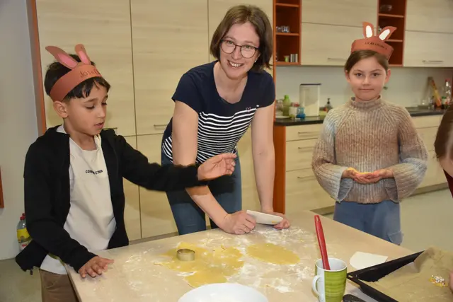  Zum großen Frühlingsfest mit dem Osterhasen luden die Direktorin der Volksschule Pabneukirchen Doris Kurus und ihr Lehrerteam. Mit dabei Seniorenbund, Elternverein und Kindergarten. | Foto: Zinterhof