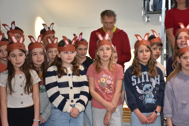 Zum großen Frühlingsfest mit dem Osterhasen luden die Direktorin der Volksschule Pabneukirchen Doris Kurus und ihr Lehrerteam. Mit dabei Seniorenbund, Elternverein und Kindergarten. | Foto: Zinterhof