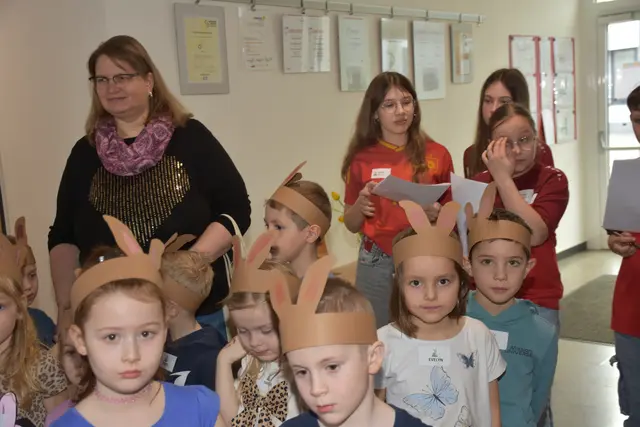 Zum großen Frühlingsfest mit dem Osterhasen luden die Direktorin der Volksschule Pabneukirchen Doris Kurus und ihr Lehrerteam. Mit dabei Seniorenbund, Elternverein und Kindergarten. | Foto: Zinterhof