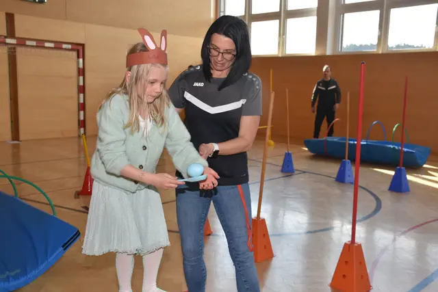 Zum großen Frühlingsfest mit dem Osterhasen luden die Direktorin der Volksschule Pabneukirchen Doris Kurus und ihr Lehrerteam. Mit dabei Seniorenbund, Elternverein und Kindergarten. | Foto: Zinterhof