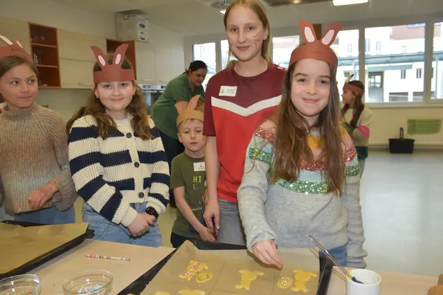 Zum großen Frühlingsfest mit dem Osterhasen luden die Direktorin der Volksschule Pabneukirchen Doris Kurus und ihr Lehrerteam. Mit dabei Seniorenbund, Elternverein und Kindergarten. | Foto: Zinterhof