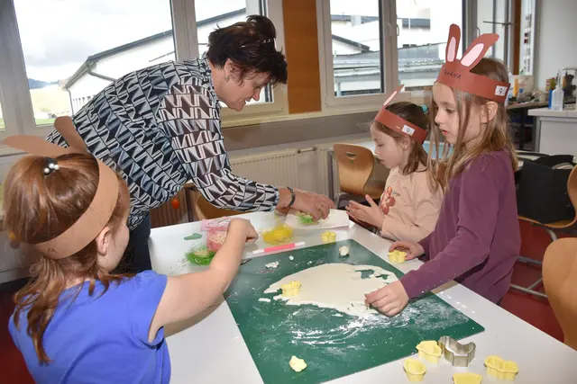 Zum großen Frühlingsfest mit dem Osterhasen luden die Direktorin der Volksschule Pabneukirchen Doris Kurus und ihr Lehrerteam. Mit dabei Seniorenbund, Elternverein und Kindergarten. | Foto: Zinterhof