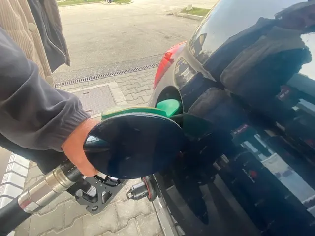 Je leerer der Tank, desto größer aktuell die Schweißperlen auf den Stirnen der Mistelbacher Autofahrer. | Foto: Weber/RMA