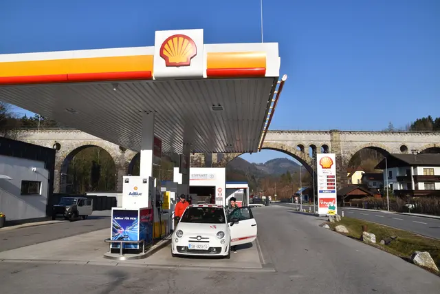 Viel mehr als nur eine Tankstelle: Geschäftsführerin Sonja Steinacher und ihr Ehemann Alexander tanken beim "Zapfwerk" in Neubruck auf.