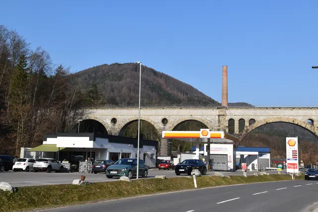 Viel mehr als nur eine Tankstelle: Geschäftsführerin Sonja Steinacher und ihr Ehemann Alexander tanken beim "Zapfwerk" in Neubruck auf.