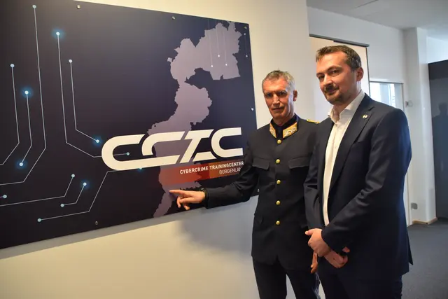 Landespolizeidirektor Martin Huber und Cybercrime-Dienststellenleiter Stefan Tkauz bei der Eröffnung des Cybercrime-Trainingscenters in Eisenstadt.  | Foto: MeinBezirk/Stefan Schneider