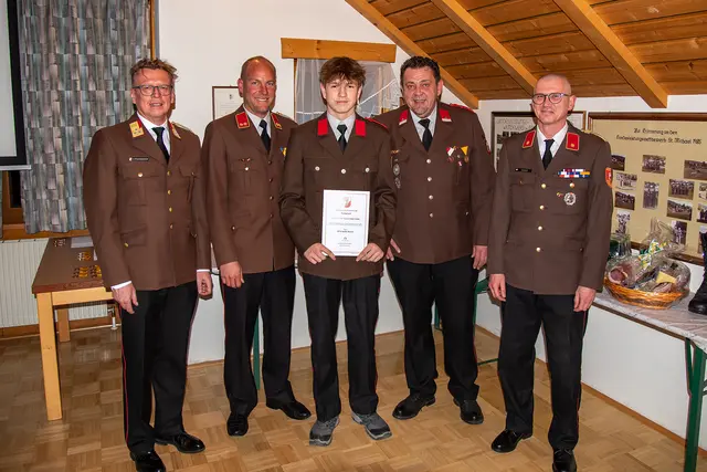 Zum Feuerwehrmann wurde Stefan Bacher (Mitte) befördert.  | Foto: FF-Weißpriach
